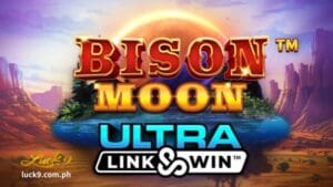 Ang Bison Moon Ultra Link and Win slot ay makikita sa labas ng North America's Canyon, sa isang setting na pamilyar sa maraming manlalaro. Ang kalahati ng screen ay isang landscape ng disyerto na may mabatong pormasyon sa magkabilang gilid, habang ang kalahati naman ay puno ng maulap na kalangitan.