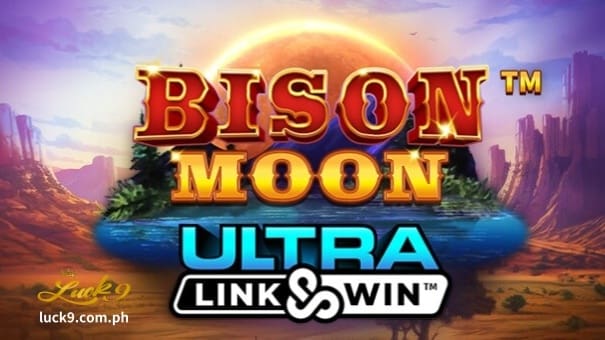 Ang Bison Moon Ultra Link and Win slot ay makikita sa labas ng North America's Canyon, sa isang setting na pamilyar sa maraming manlalaro. Ang kalahati ng screen ay isang landscape ng disyerto na may mabatong pormasyon sa magkabilang gilid, habang ang kalahati naman ay puno ng maulap na kalangitan.